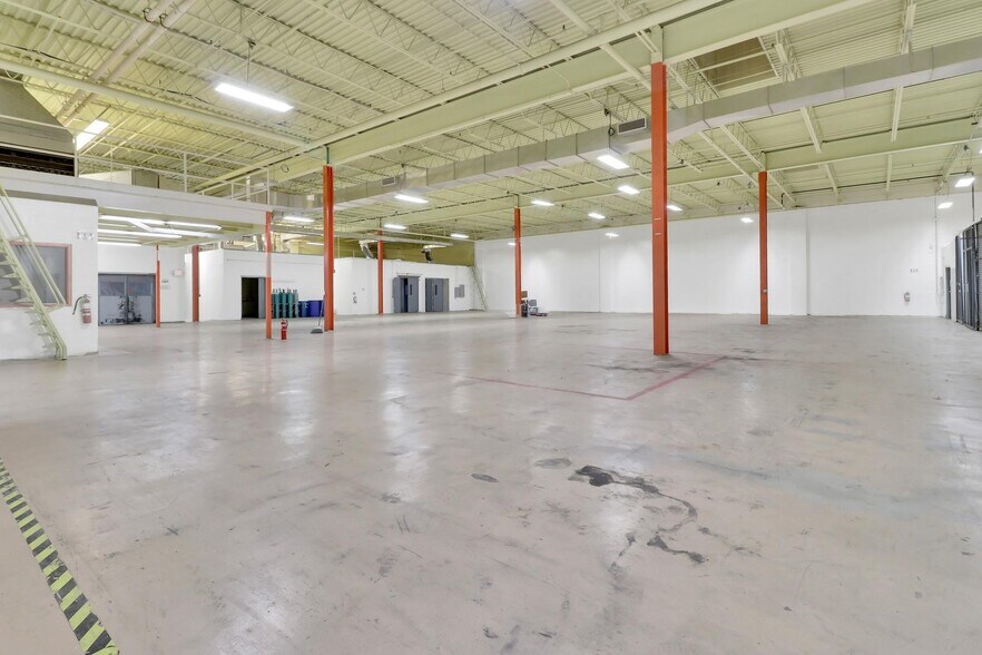 More Photos Of 40 Commercial Ave, Middletown Warehouse For Lease