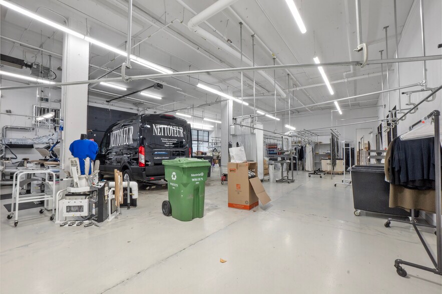More Photos Of 2425-2455 Rue Desautels, Montréal Flex For Lease