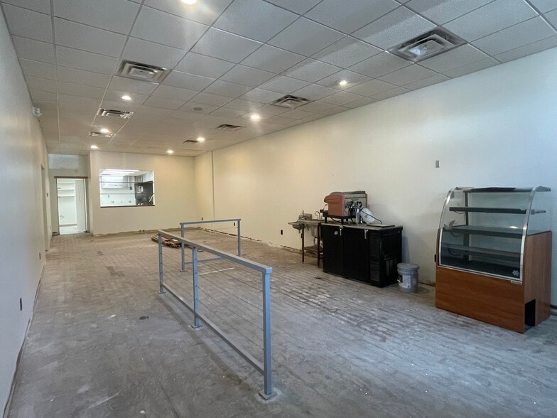 More Photos Of 208 N Walnut St, Bloomington Storefront Retail Office For Lease