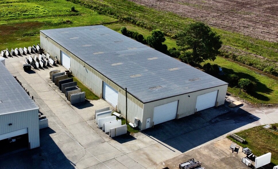 More Photos Of 132-136 Woodworkers Ct, Chesapeake Manufacturing For Lease