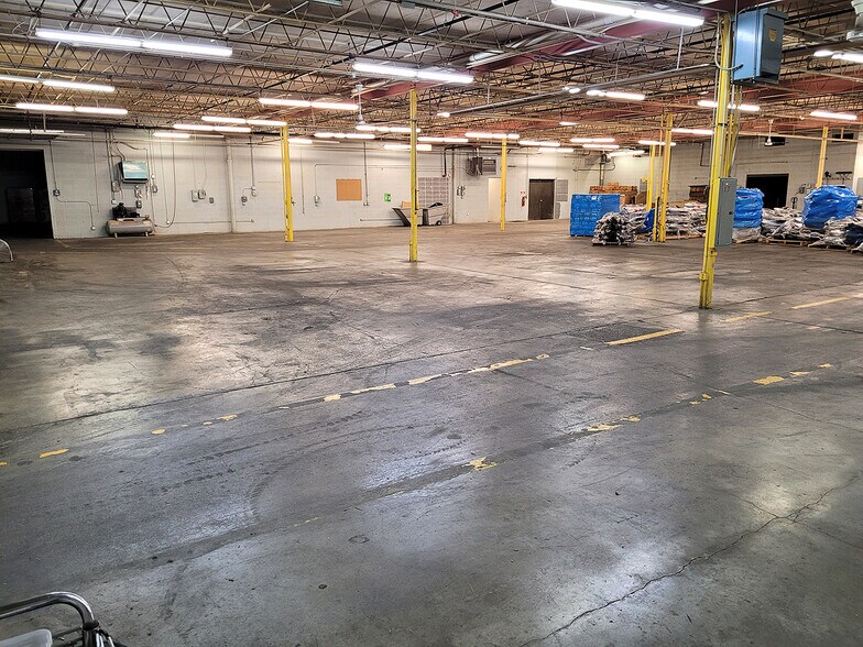 More Photos Of 1 S Lorraine St, Hutchinson Light Manufacturing For Sale