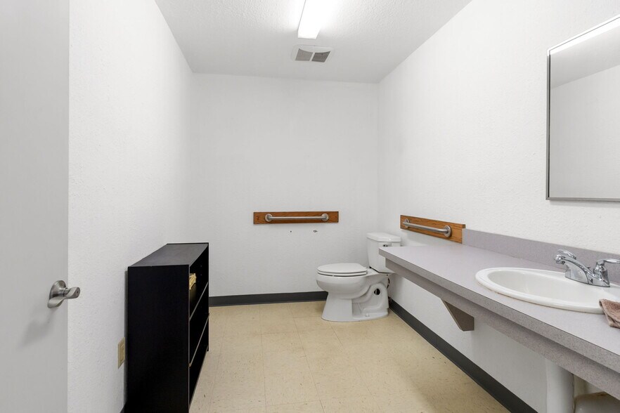 More Photos Of 8424 N HWY 69, Pollok Flex For Sale