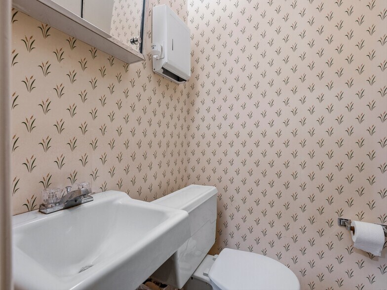 More Photos Of 5 Doctors Park, Asheville Medical For Sale