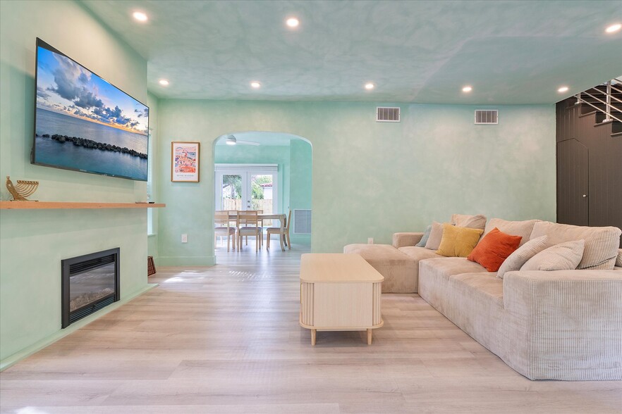 More Photos Of 22 NE 44th St, Miami Office Residential For Lease