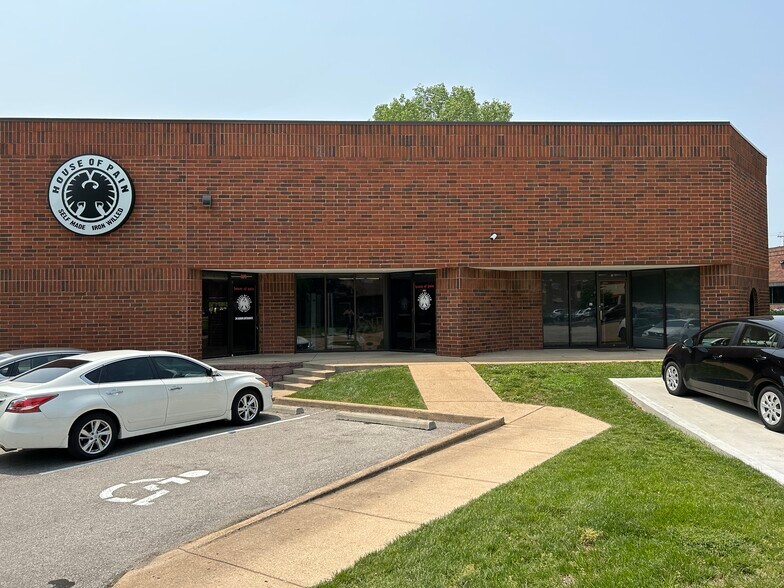 More Photos Of 251-253 Chesterfield Industrial Blvd, Chesterfield Warehouse For Sale