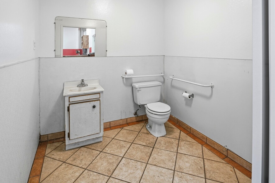 More Photos Of 593 Industrial Pky, Hayward Warehouse For Sale