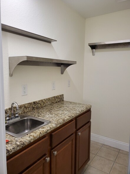 More Photos Of 833-839 SE 8th Ave, Deerfield Beach Storefront Retail Office For Lease