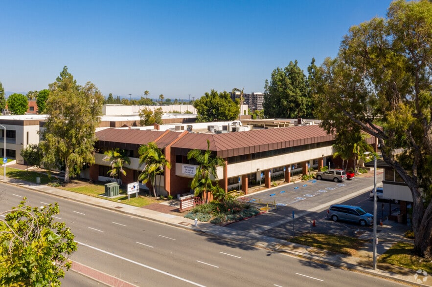 More Photos Of 2112 E 4th St, Santa Ana Office For Lease