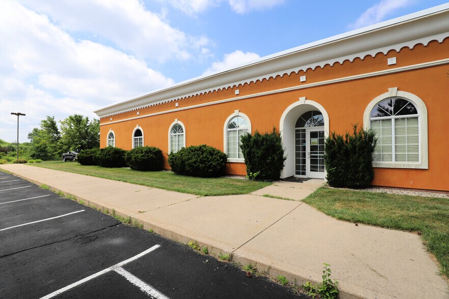 More Photos Of 1055 Charter Dr, Flint Medical For Sale