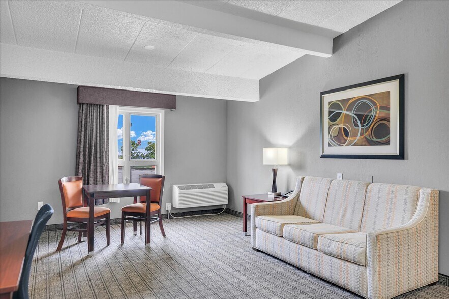 More Photos Of 1907 N Cunningham Ave, Urbana Hotel For Sale