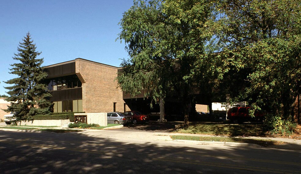 More Photos Of 257 N West Ave, Elmhurst Loft Creative Space For Lease