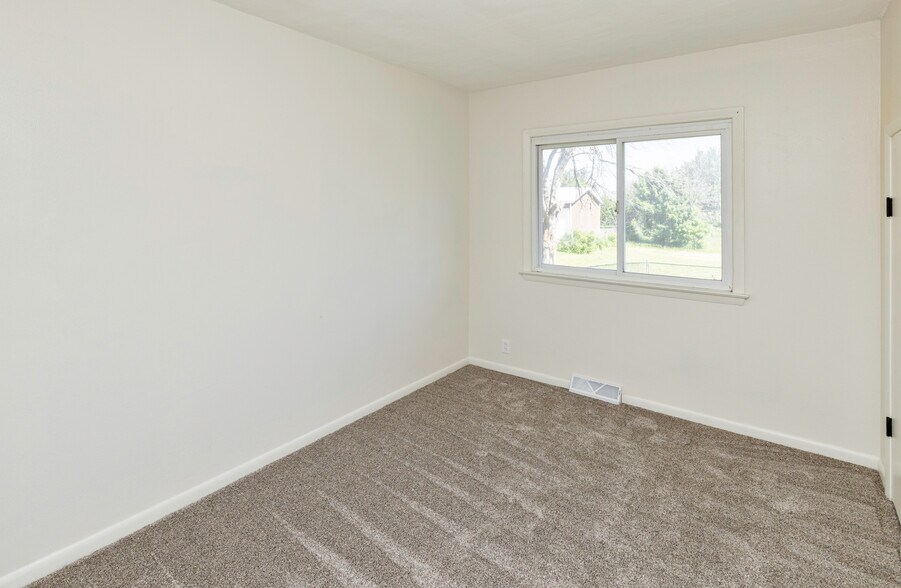 More Photos Of 1100 2nd St NE, Bondurant Industrial For Sale
