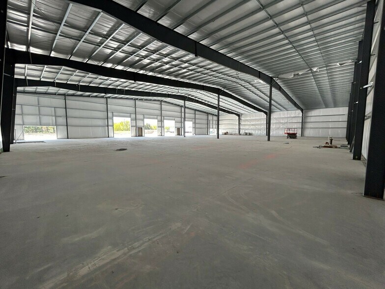 More Photos Of 4475 NE 3rd St, Des Moines Flex For Lease