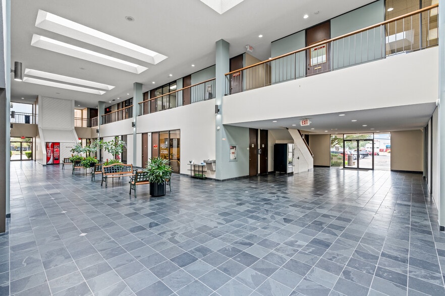 More Photos Of 909 Dairy Ashford Rd, Houston Office For Lease