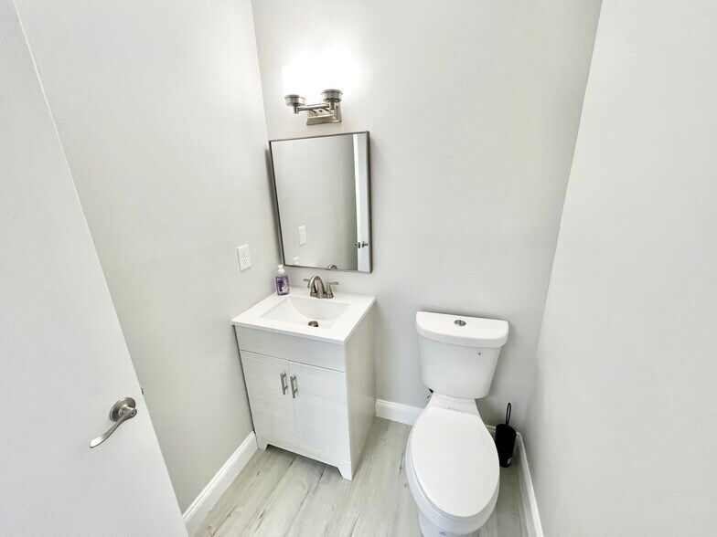 More Photos Of 2650 Bahia Vista St, Sarasota Medical For Sale