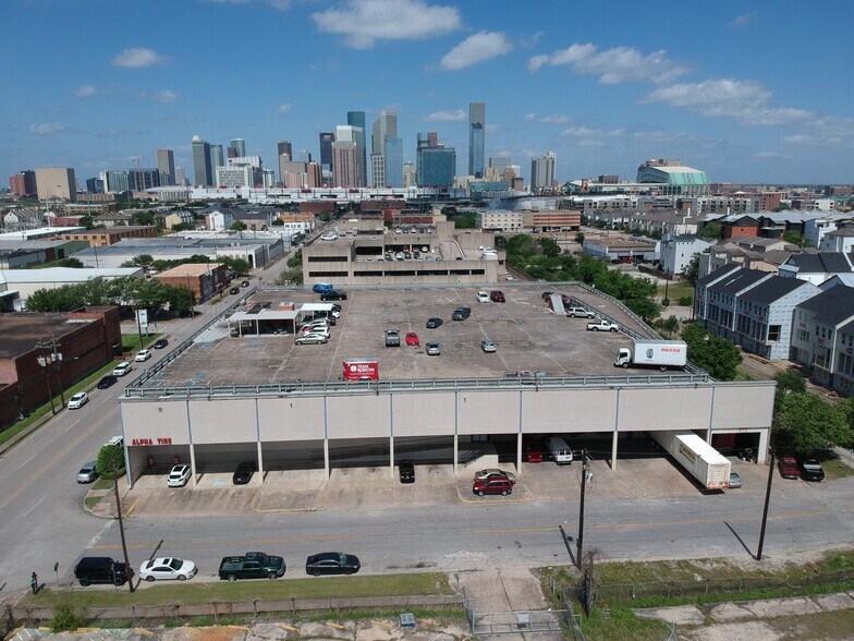 More Photos Of 2929 Mckinney St, Houston Showroom For Lease