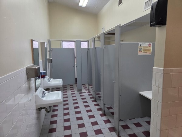 More Photos Of 6 Dexter Plz, Pearl River Warehouse For Lease