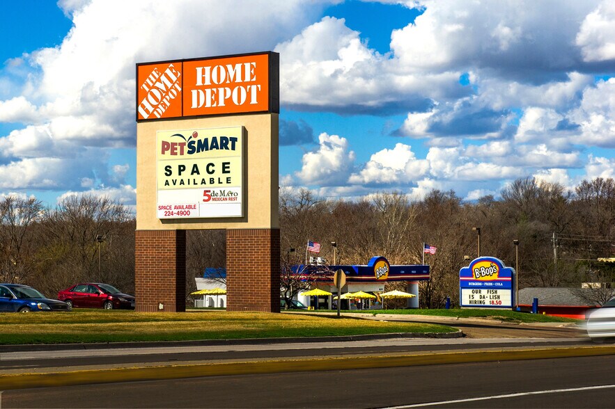 More Photos Of 4820-5132 SE 14th St, Des Moines Unknown For Lease