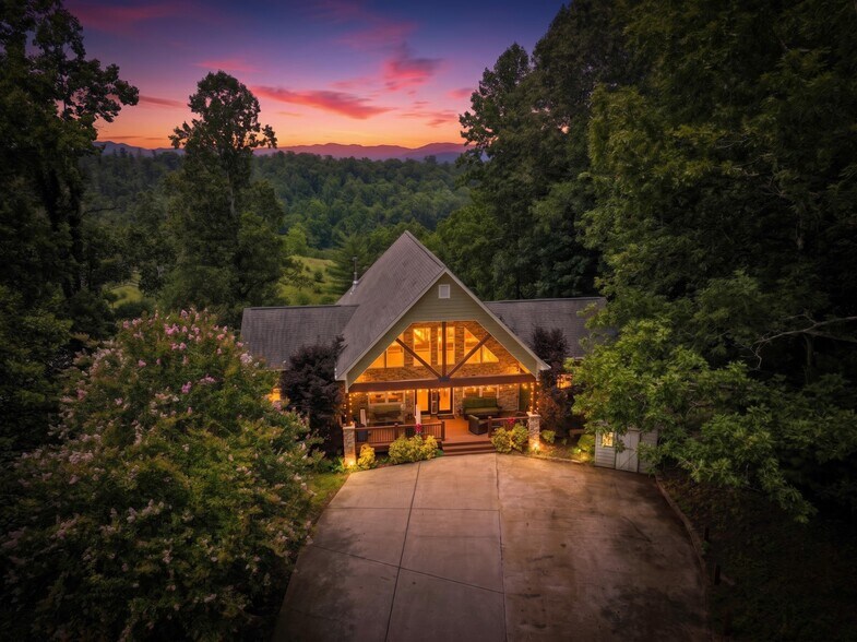 More Photos Of 127 Deer Hill Ln, Weaverville Specialty For Sale
