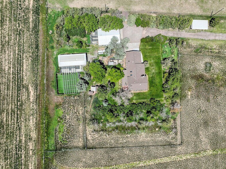 More Photos Of 1335 S Kio St, Watkins Veterinarian Kennel For Sale