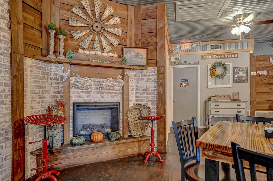 More Photos Of 117 S Franklin St, Colbert Restaurant For Sale