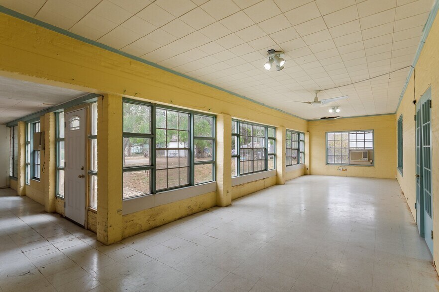 More Photos Of 503 S Illinois Ave, Weslaco Flex For Lease