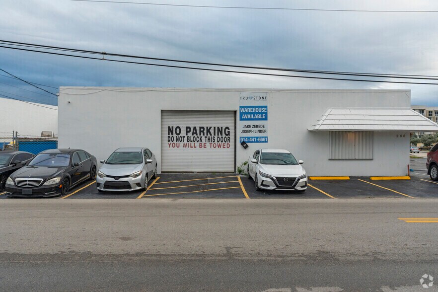 More Photos Of 960 S Dixie Hwy E, Pompano Beach Showroom For Lease