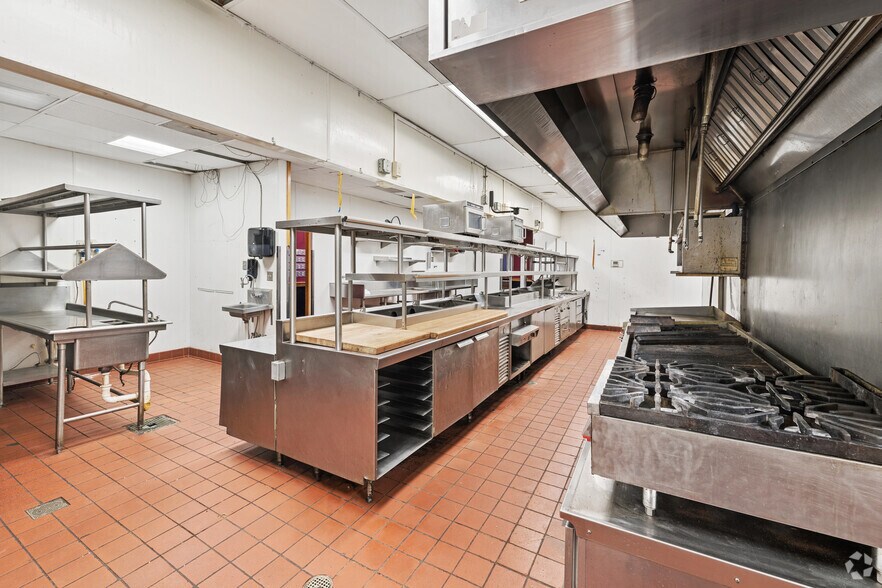 More Photos Of 2621 5th Ave, Scottsbluff General Retail For Sale