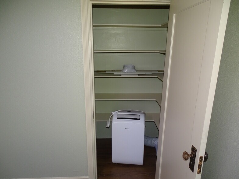 More Photos Of 2110 W Bonanza Rd, Las Vegas Service For Lease