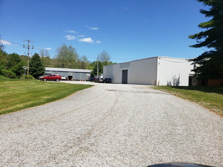 Primary Photo Of 102-104 Shamrock Ln, Parkesburg Warehouse For Lease