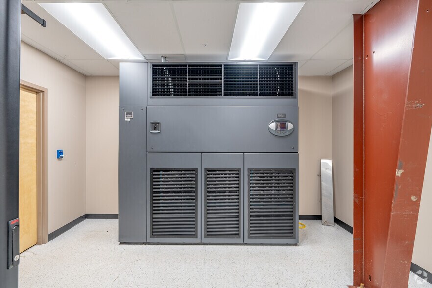 More Photos Of 26 Steele Ave, Arcade Office For Lease