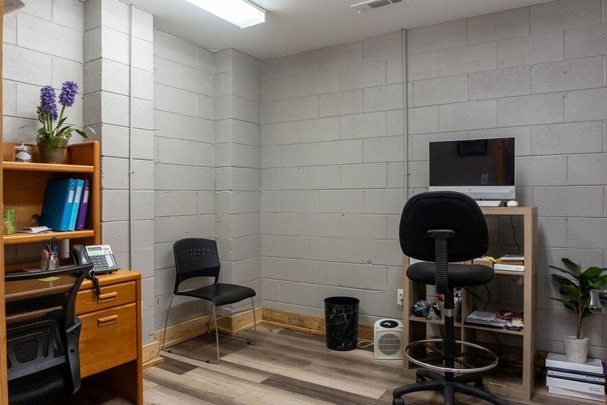 More Photos Of 214 S Church St, Dublin Flex For Sale