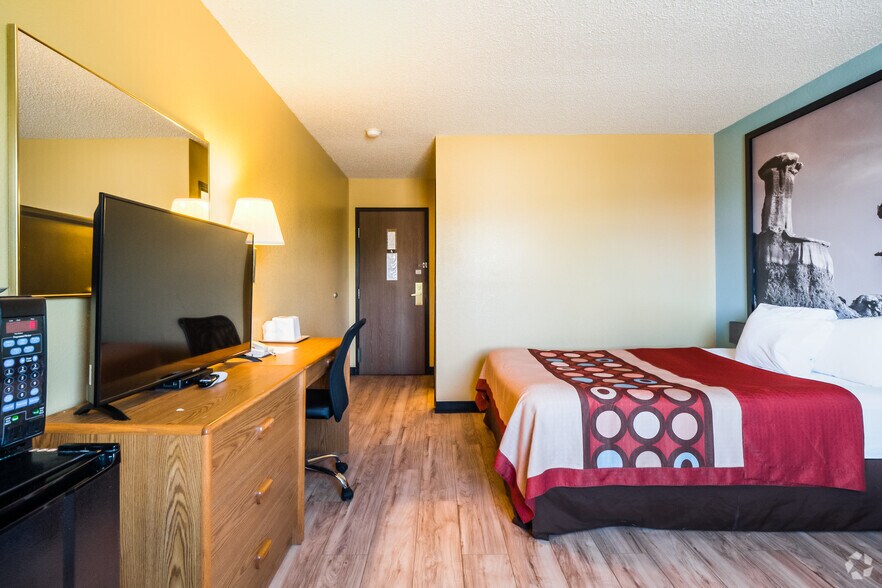 More Photos Of 1610 Cedar St, Raton Hotel For Sale