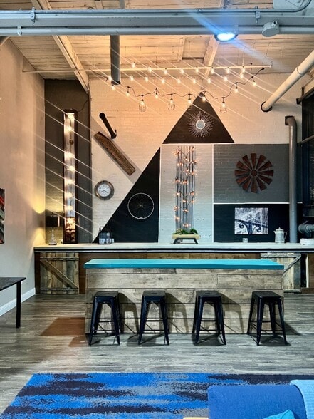 More Photos Of 416 S Glenwood Ave, Dalton Light Manufacturing For Sale