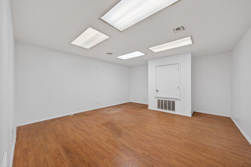 More Photos Of 3215 Zanderson Ave, Jourdanton Loft Creative Space For Lease