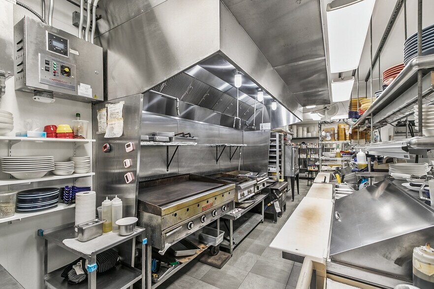 More Photos Of 618 Oak St, Baraboo General Retail For Sale
