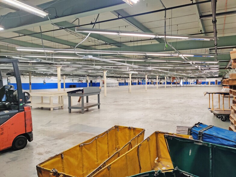 More Photos Of 120 S Church Ave, Garland Manufacturing For Lease
