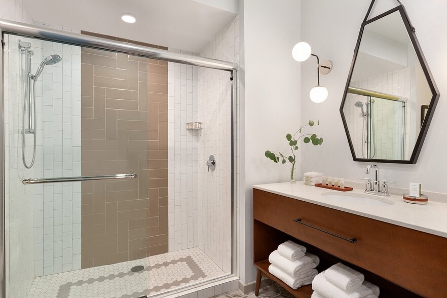 More Photos Of 104 W 4th St, Winston-Salem Hotel For Sale