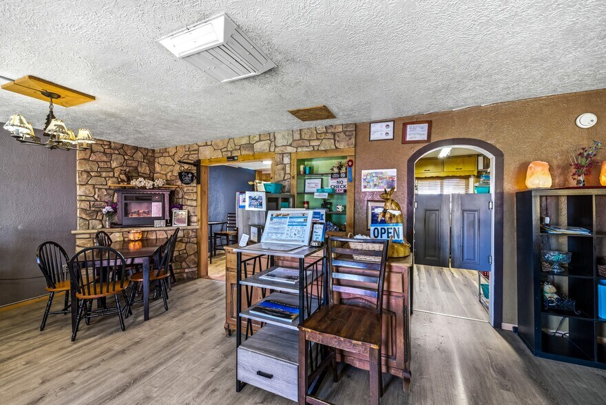 More Photos Of 1047 N 1st St, Montrose Office For Sale