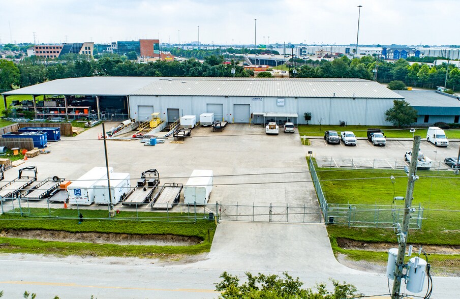 More Photos Of 11300 Windfern Rd, Houston Warehouse For Lease