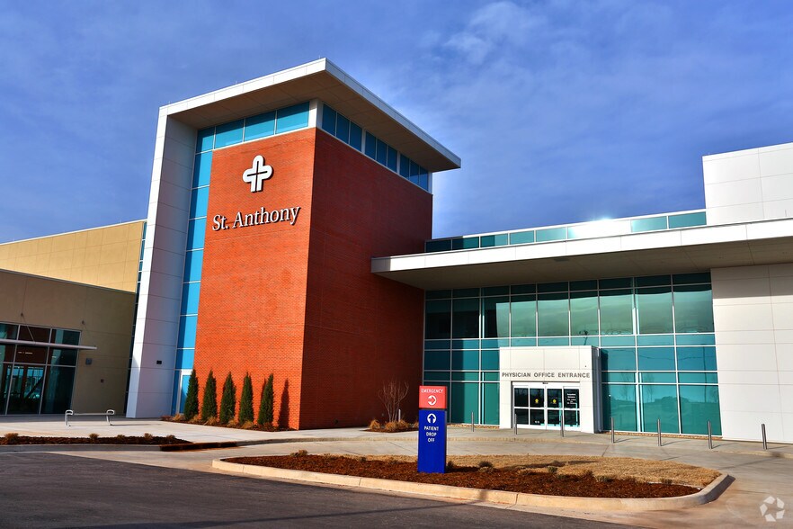 More Photos Of 201 S Sara Rd, Mustang Hospital For Lease