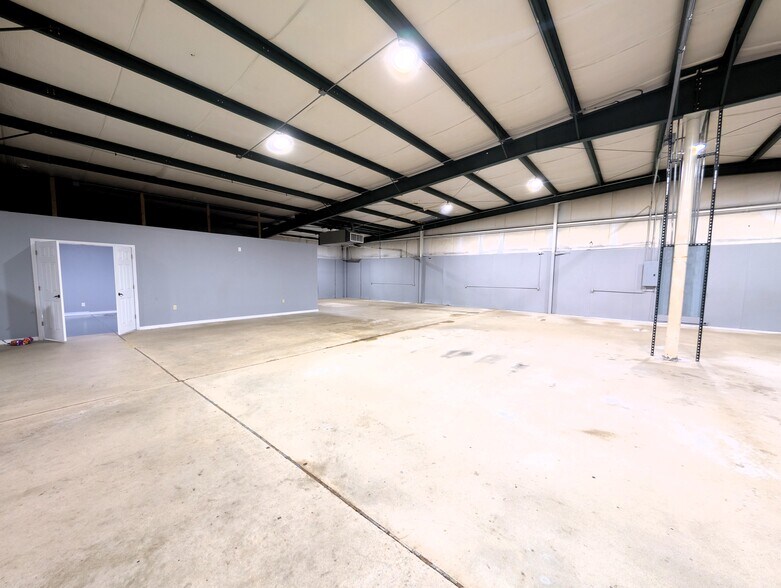 More Photos Of 608 E Booth Rd, Searcy Light Manufacturing For Lease