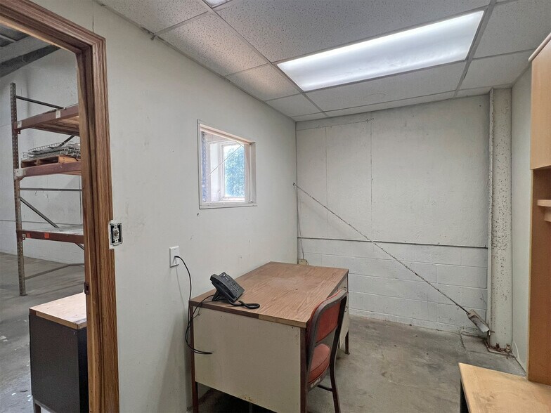 More Photos Of 4300 W Ridge Rd, Erie Manufacturing For Sale