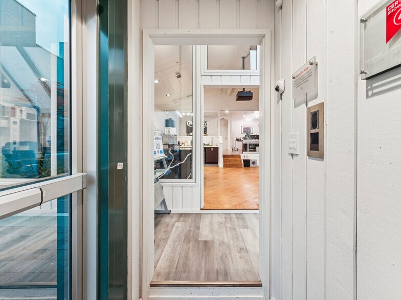 More Photos Of 175 W Beaver Creek Rd, Richmond Hill Light Distribution For Sale