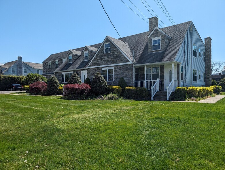 More Photos Of 28 Bohack Ct, Sayville Apartments For Sale