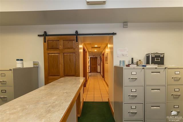 More Photos Of 823 N Washington St, Junction City Office For Sale