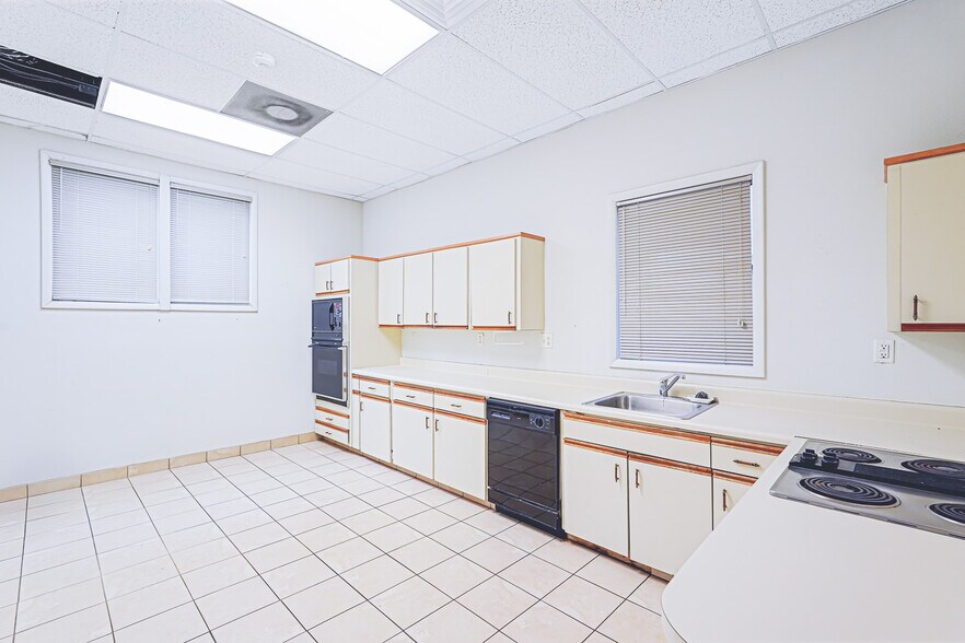 More Photos Of 524 9th St W, Bradenton Office For Lease