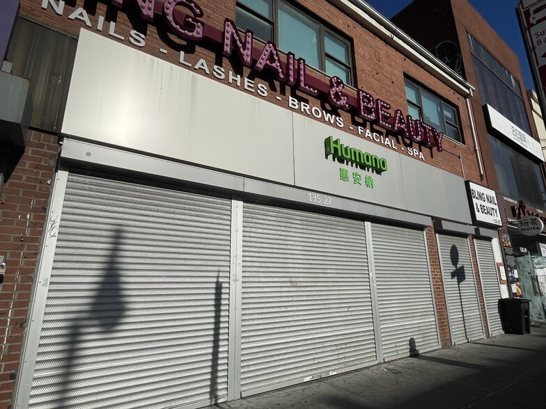 Primary Photo Of 13527 Roosevelt Ave, Flushing Storefront For Lease