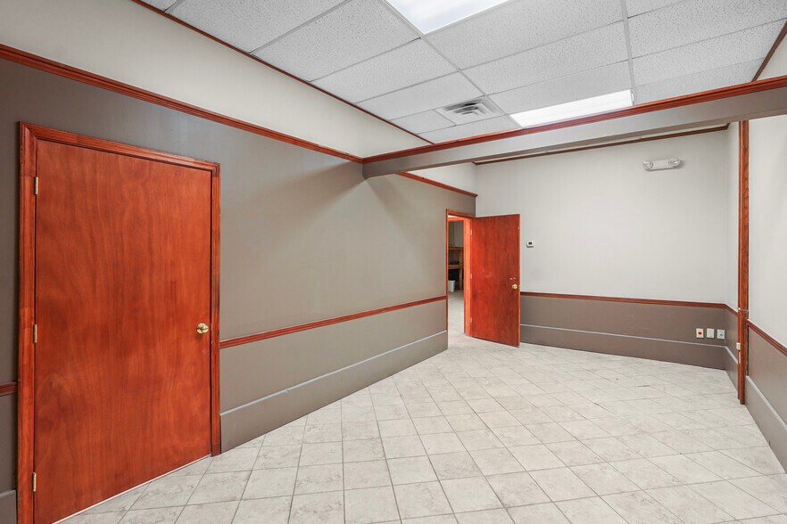 More Photos Of 421 W Tunnel Blvd, Houma Storefront Retail Office For Sale