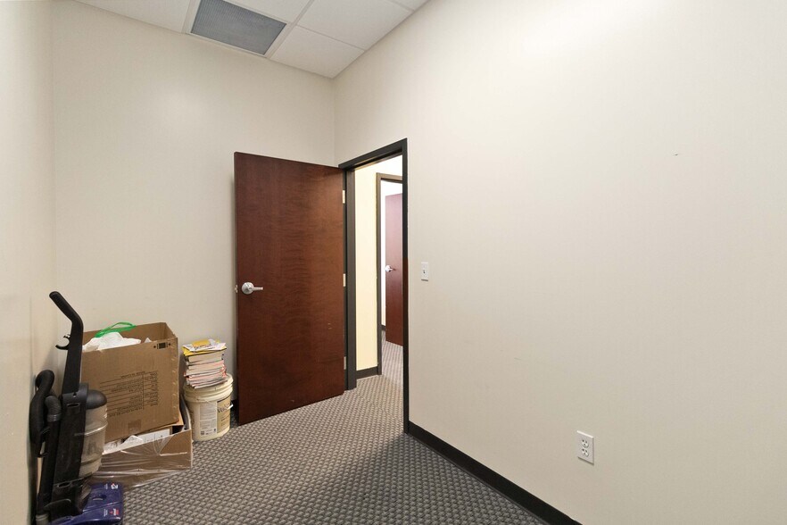 More Photos Of 7065 Westpointe Blvd, Orlando Medical For Sale